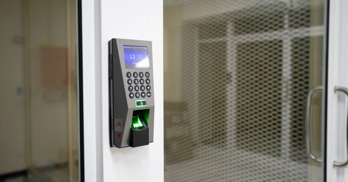 Un lecteur d'empreintes digitales moderne pour un contrôle d'accès sécurisé en environnement de bureau.