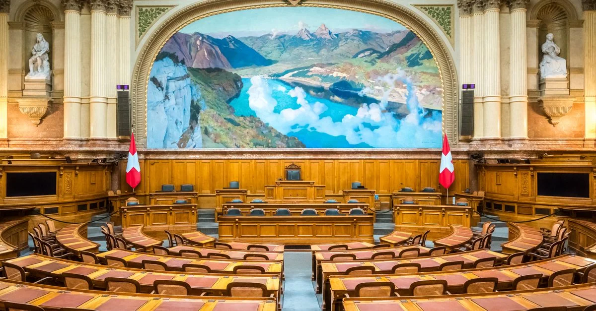 Vue intérieure du Parlement suisse à Berne, illustrant sa grandeur et le patrimoine suisse.