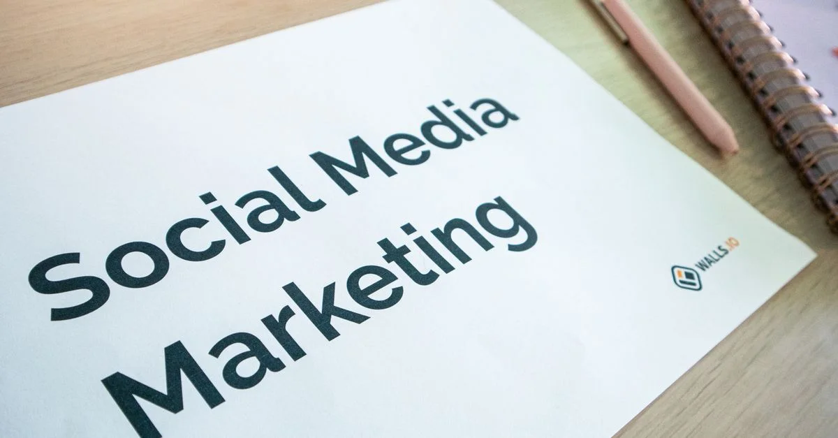 Gros plan sur un document de marketing des médias sociaux sur un bureau avec un stylo et un carnet.