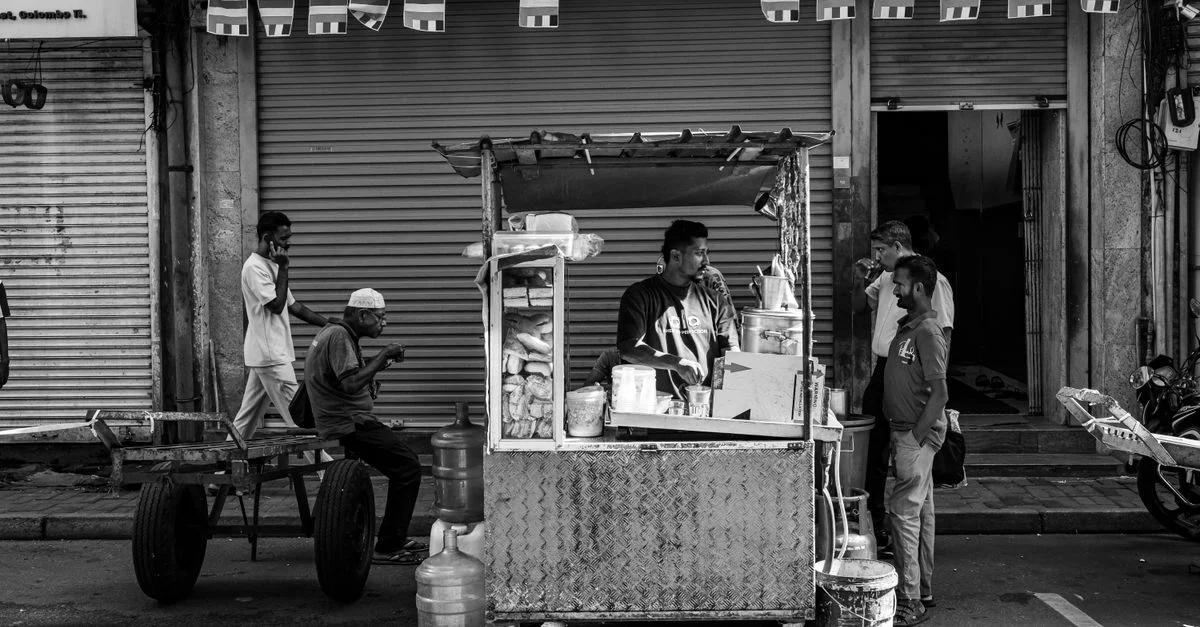 Scène authentique de vendeur de rue à Colombo, Sri Lanka, capturant la vie quotidienne locale.