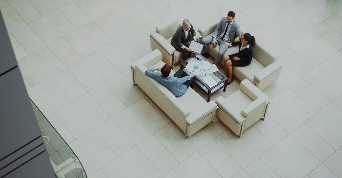 Vue aérienne d'une réunion d'affaires dans un environnement de bureau moderne.
