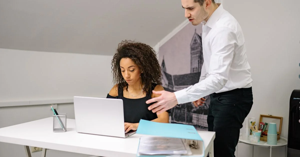 Manager et employé en discussion au bureau, mettant en valeur la dynamique de travail.