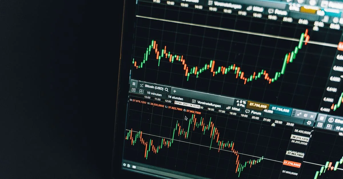 Gros plan sur un écran de graphique de trading de cryptomonnaies en direct affichant des tendances et analyses de marché dynamiques.