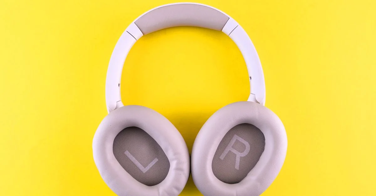 Casque sans fil élégant placé sur une surface jaune audacieuse, mettant en valeur un design moderne et un confort.