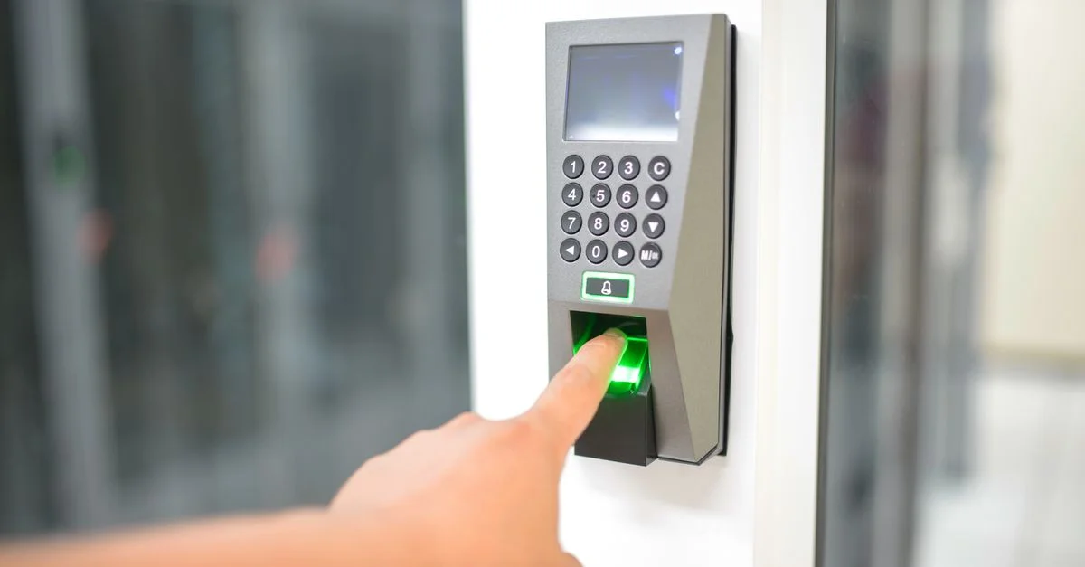 Une personne utilise un scanner d'empreintes digitales pour un accès sécurisé dans un environnement professionnel.