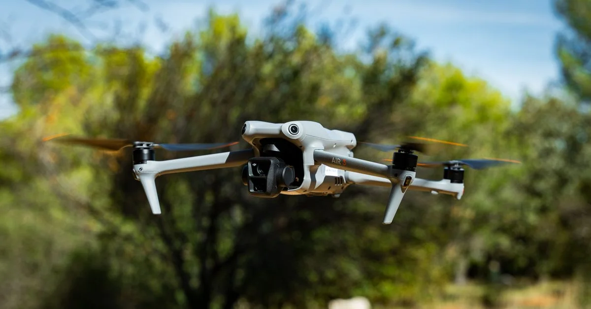 Un drone DJI en vol capturé dans un cadre forestier près de Marseille, France.